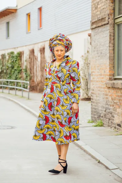 Hoodie-Wickelkleid mit Blüten Vorderseite